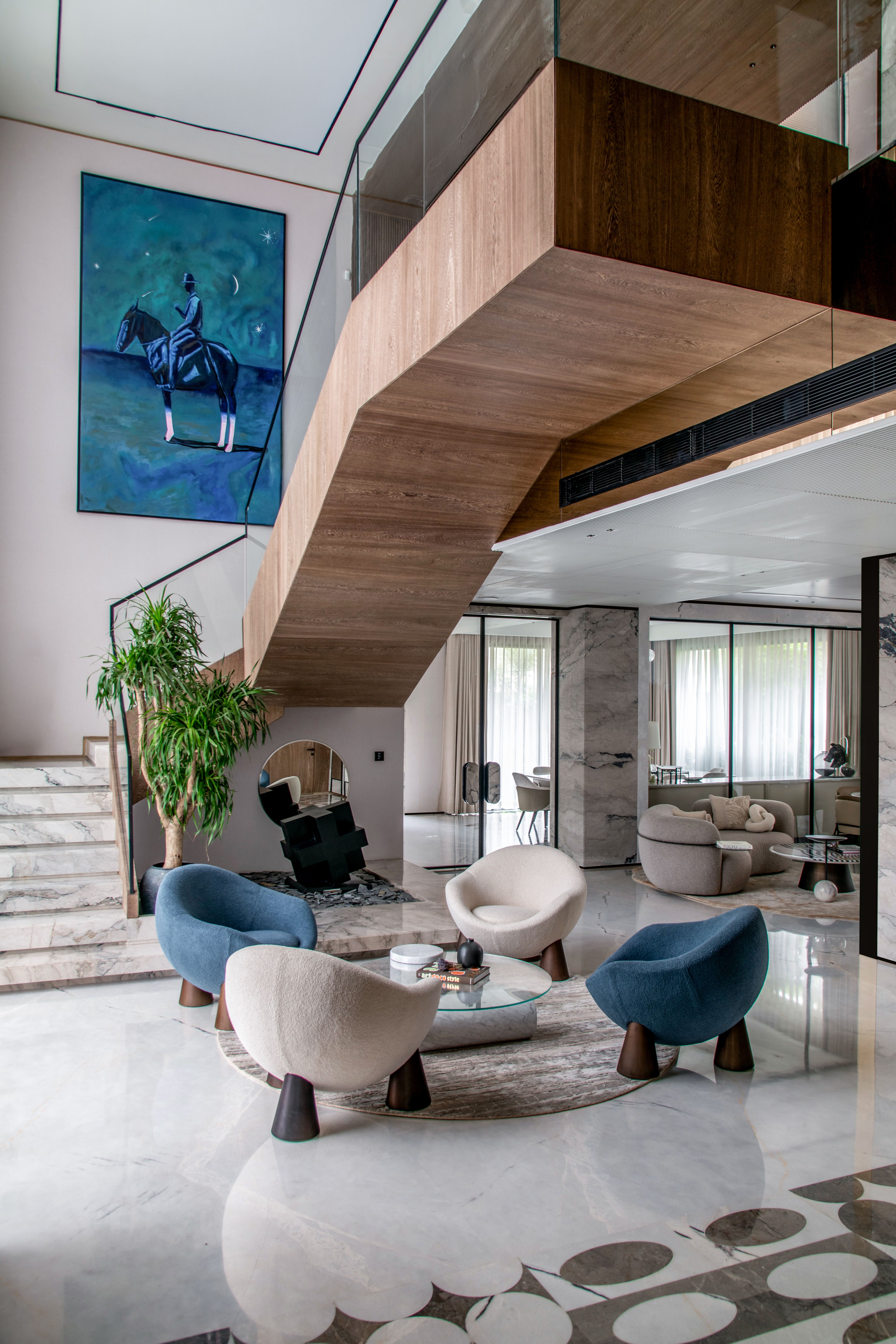 Opgeleverd interieur met gedetailleerd plafondwerk