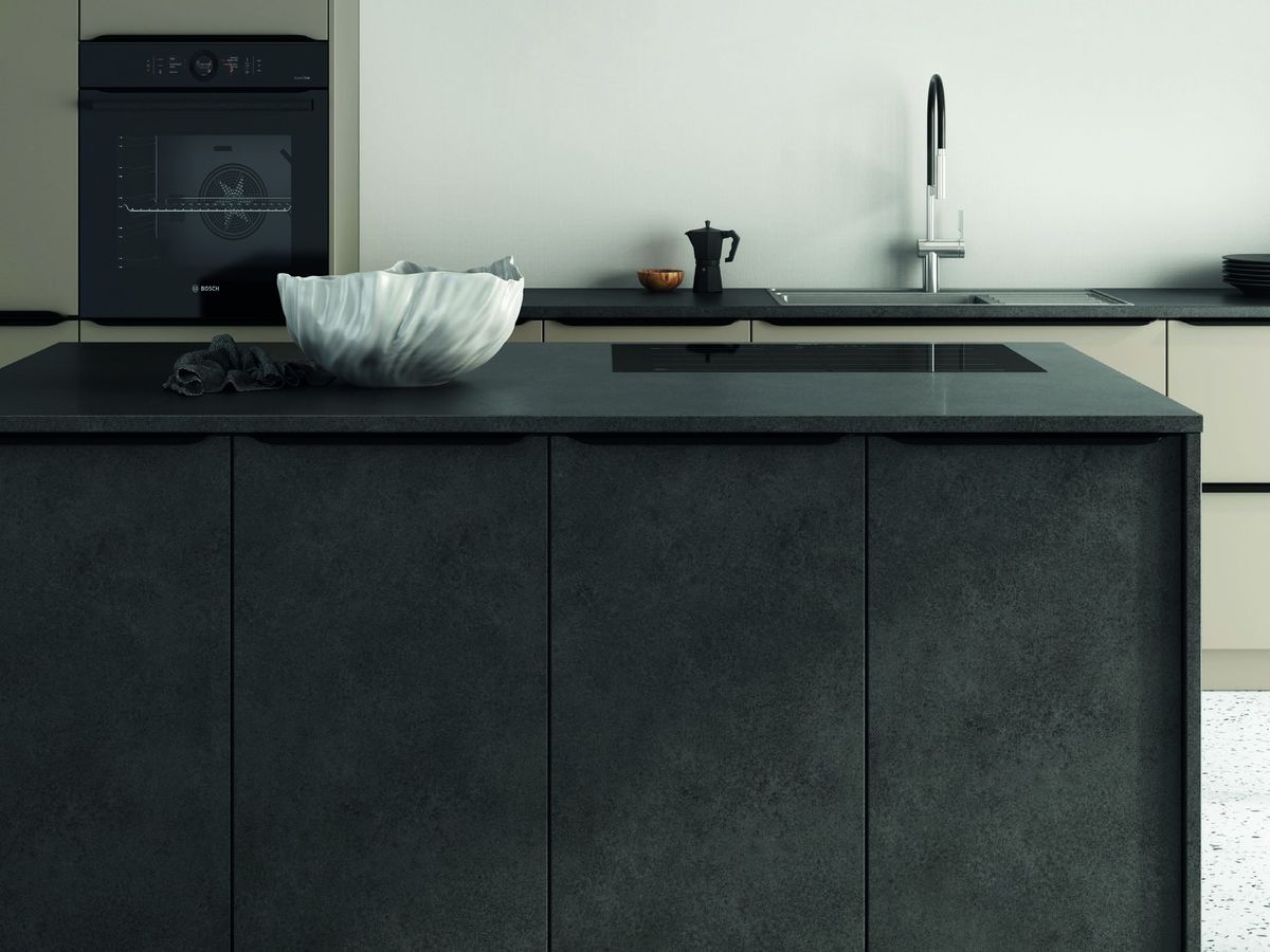 Kookeiland in donker steendecor