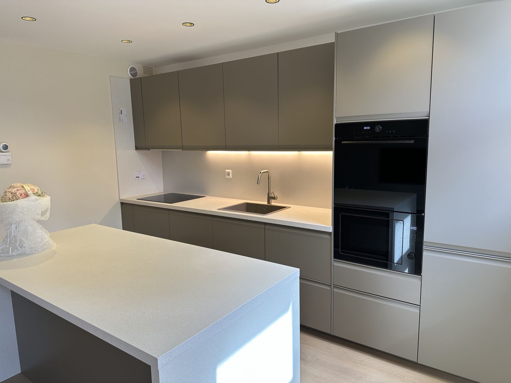 Renovatie woning Zaanstreek na oplevering: Inbouwapparatuur in de hoge kastenwand