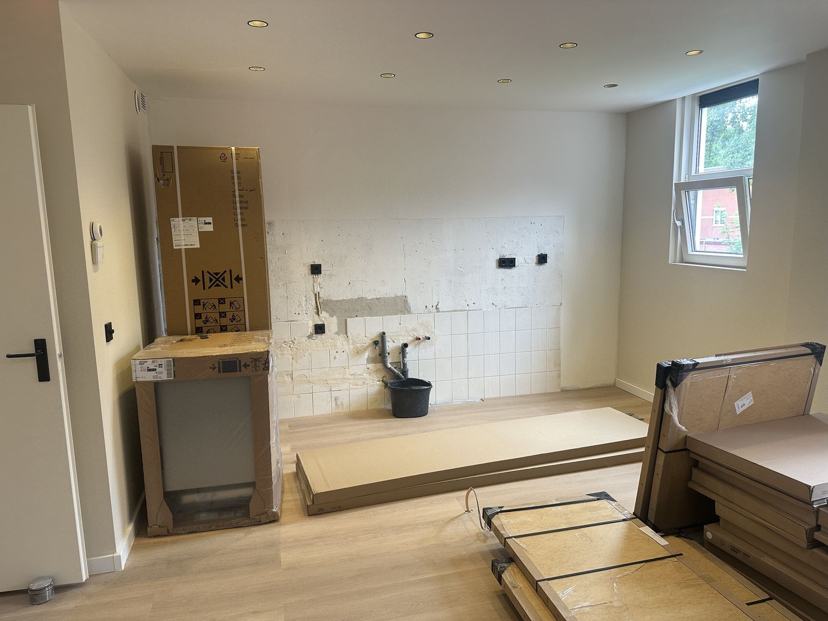 Renovatie woning Zaanstreek: Wand gestript, aansluitingen verzet, nieuwe keuken klaar voor montage