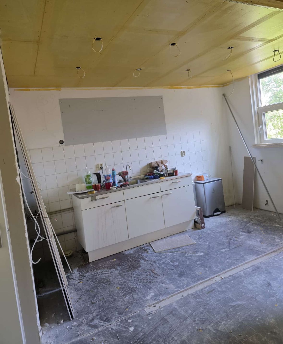 Renovatie woning Zaanstreek: De oude keuken, wand wordt geopend
