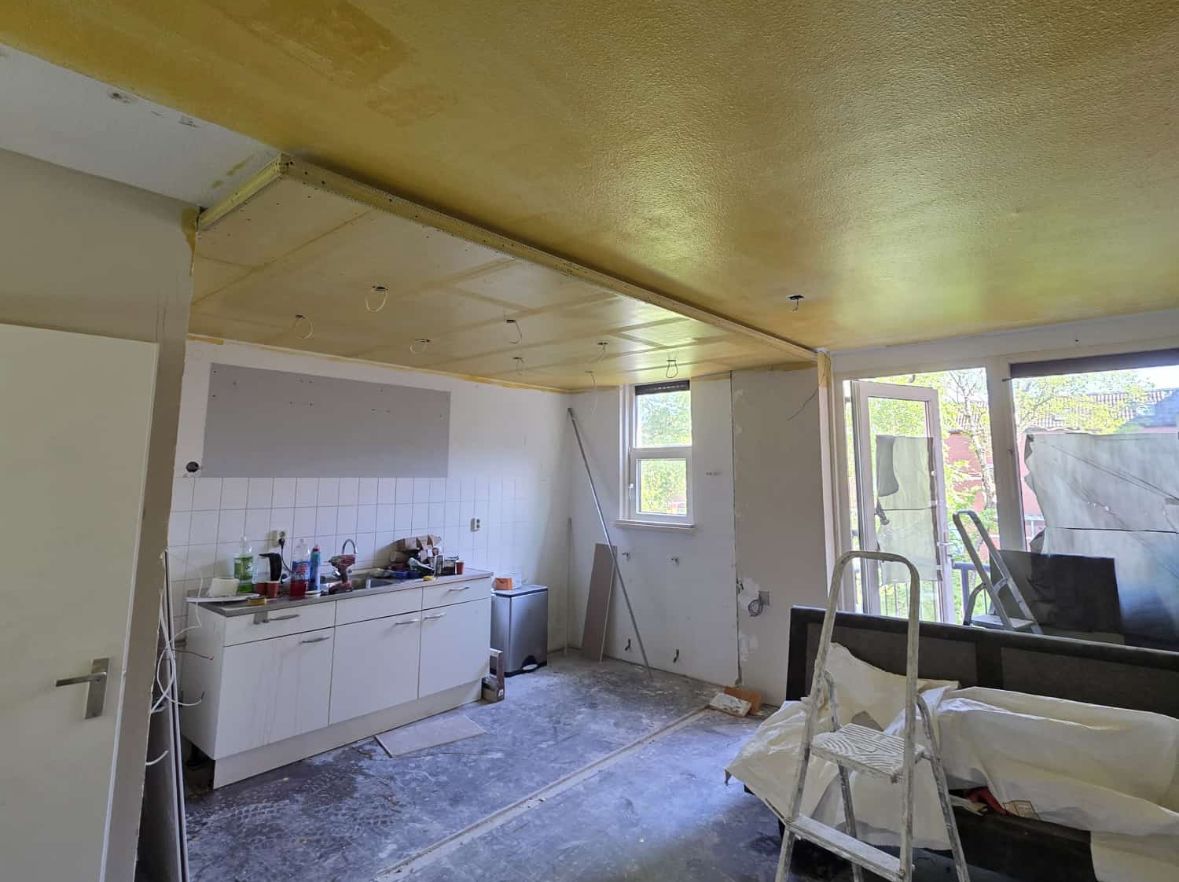 Renovatie woning Zaanstreek: Twee losse ruimtes, gescheiden door de wand die eruit ging