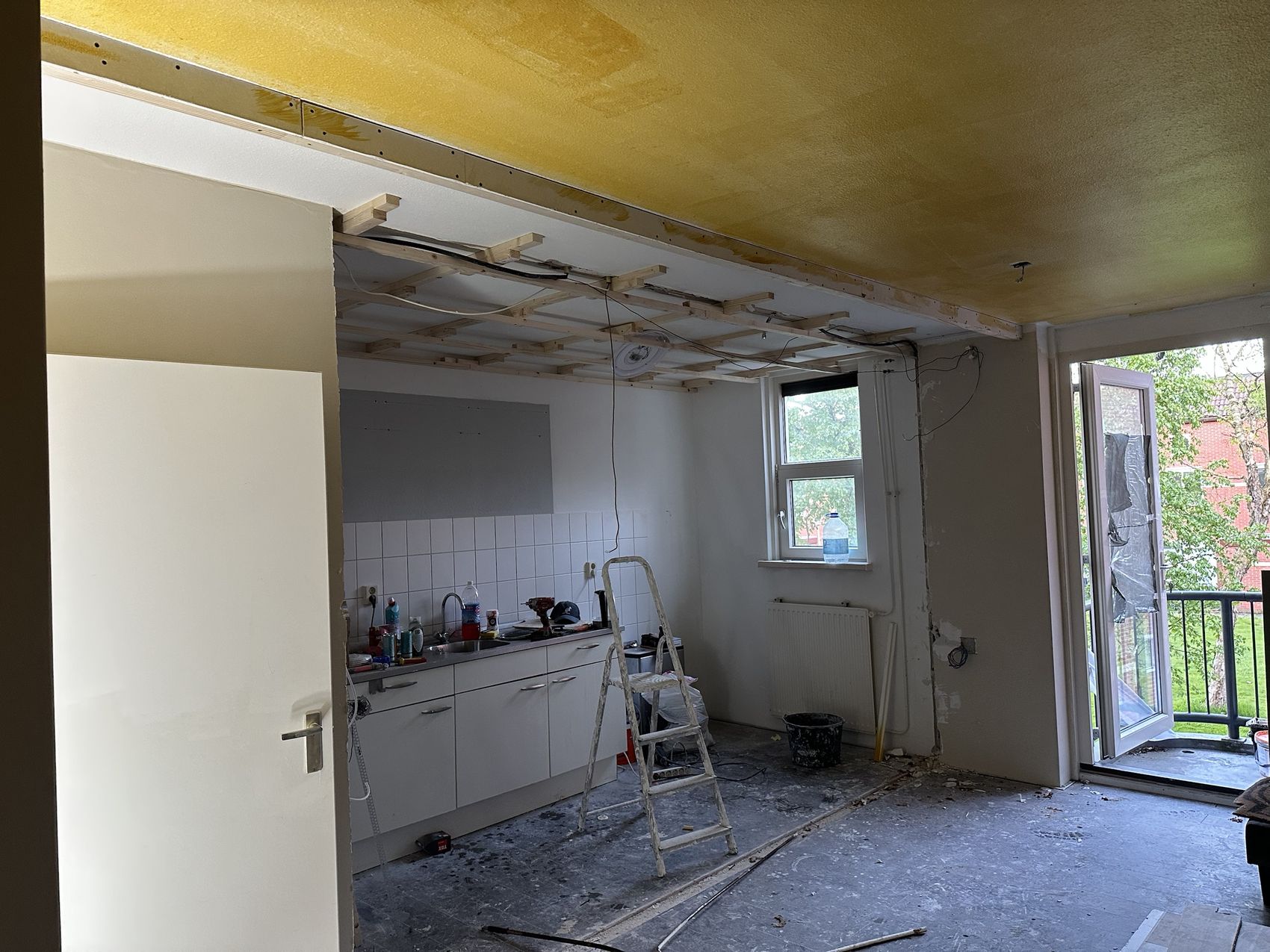 Renovatie woning Zaanstreek: Houten frame voor het verlaagde plafond, met de bekabeling erin