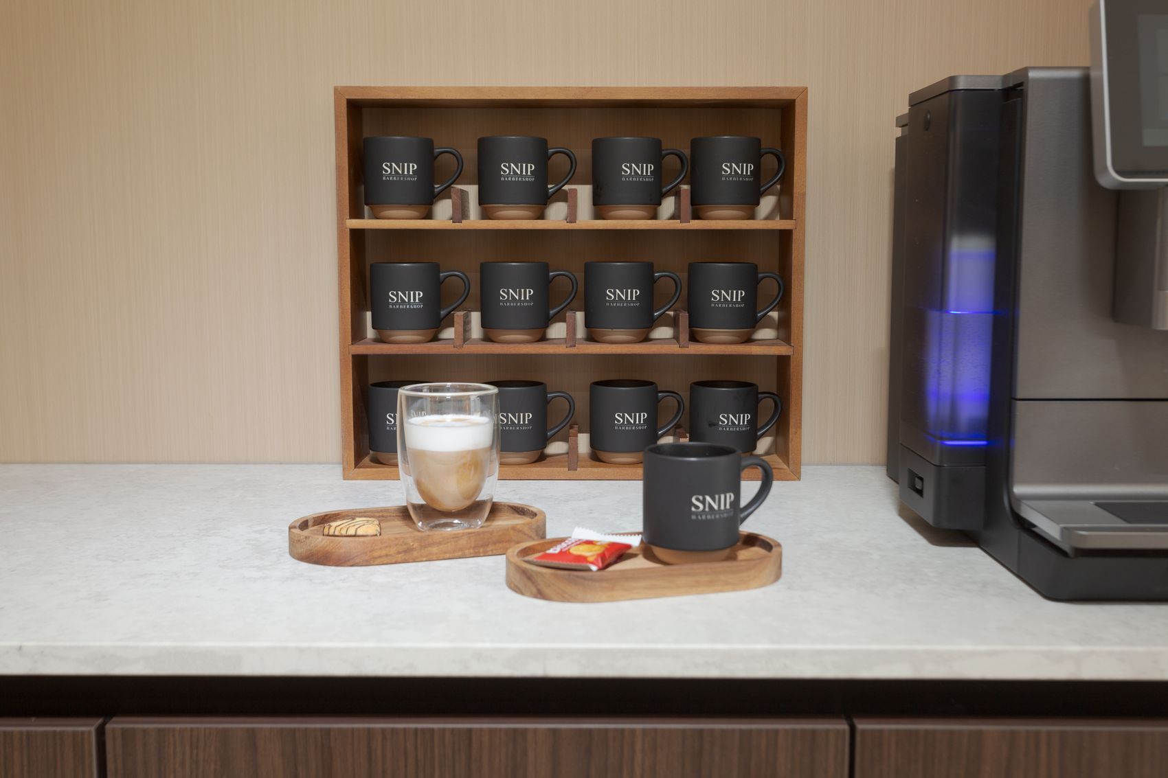 Kapsalon Zaandam na oplevering: Detail koffiehoek