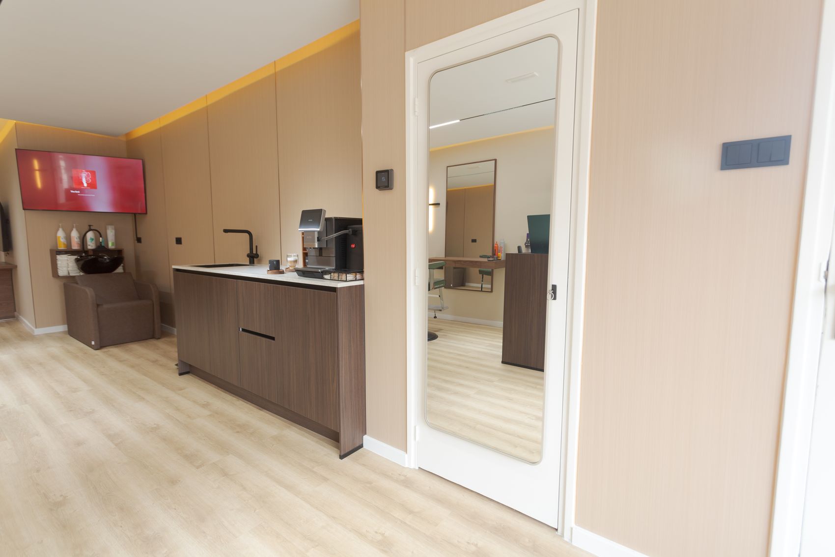 Kapsalon Zaandam na oplevering: Koffiehoek bij de entree