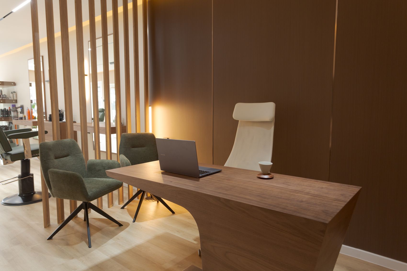 Kapsalon Zaandam na oplevering: Bureau achter het latwerkscherm