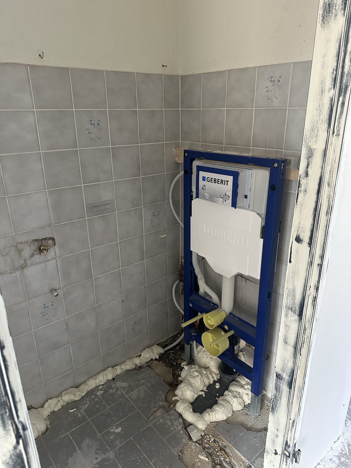 Inbouwreservoir geplaatst en aangesloten