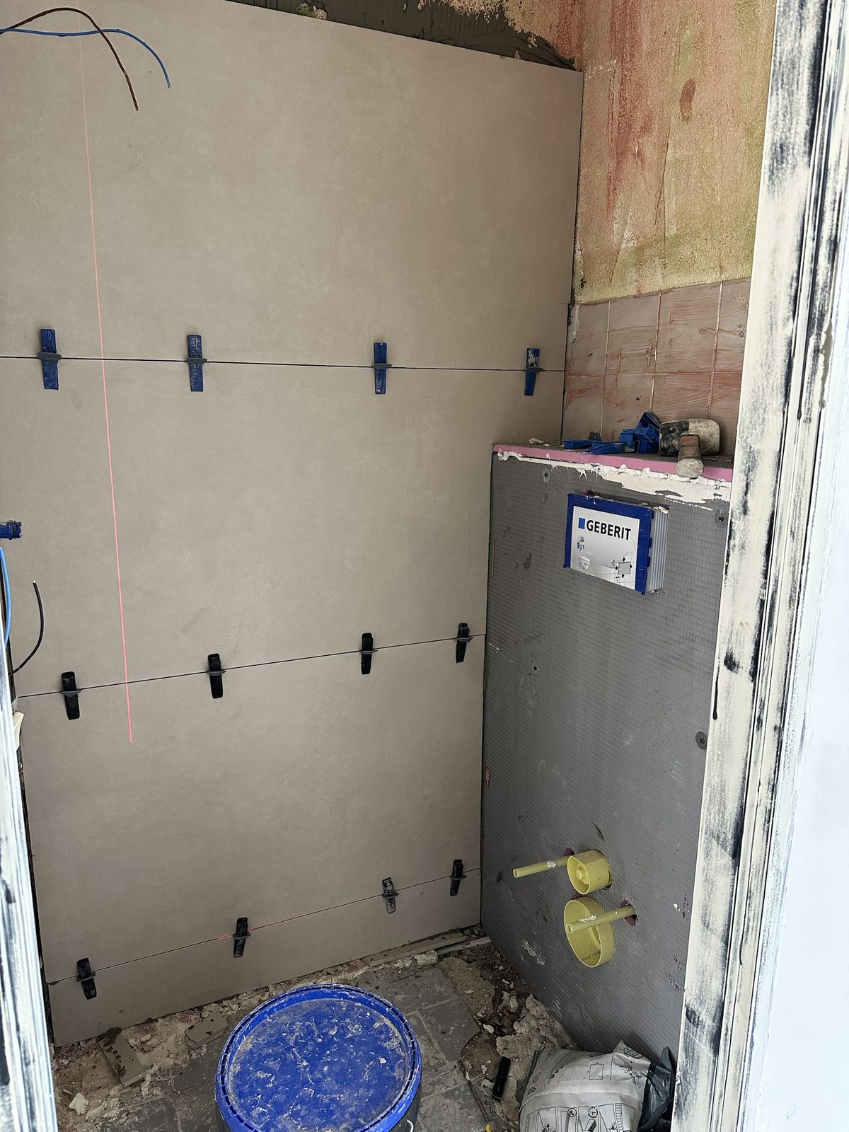 Tegelen met laser en levelsysteem