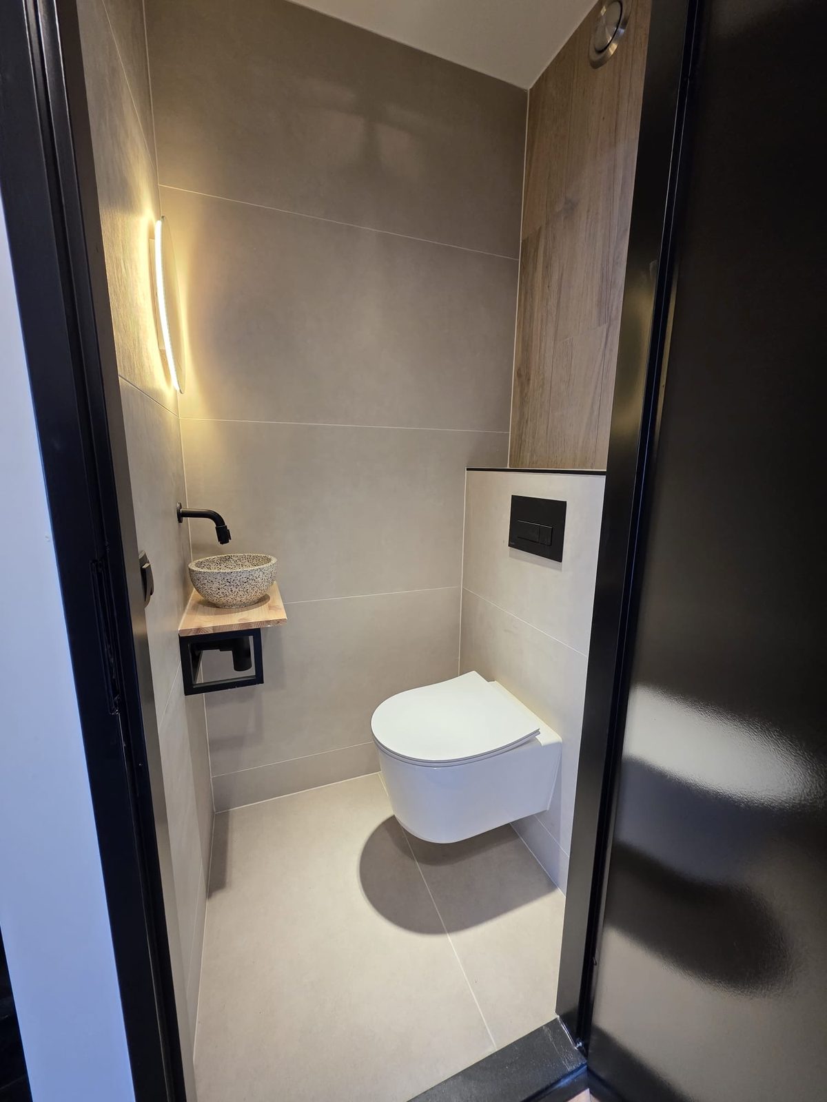 Opgeleverd: hangtoilet, fontein en wandlamp