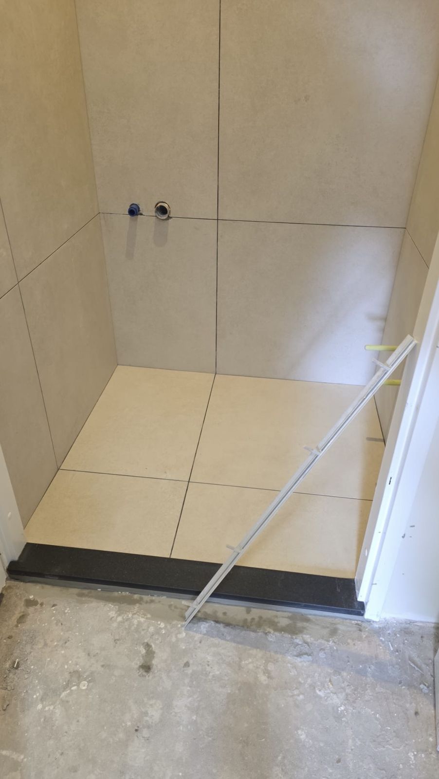 Renovatie woning Zaanstreek: Hardstenen dorpel, vloer strak in het verband
