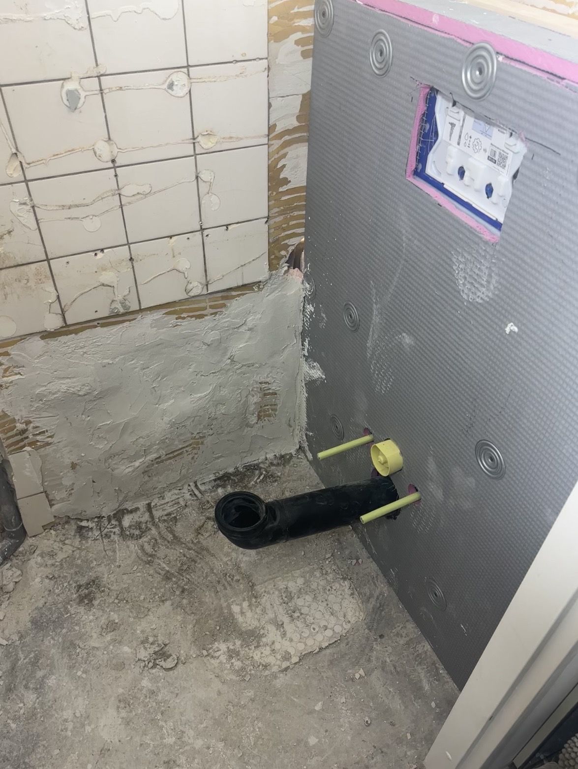 Renovatie woning Zaanstreek: Toilet gestript: waterdichte platen, nieuwe afvoer en waterleidingen