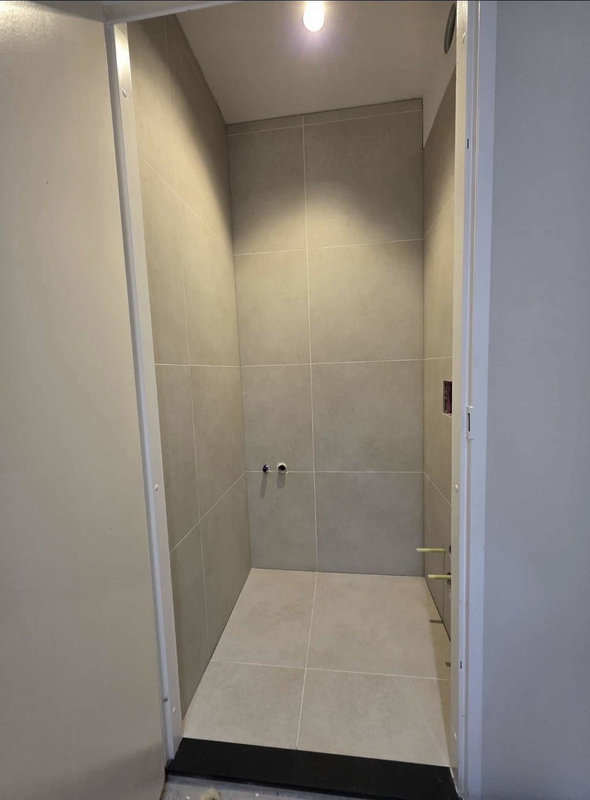 Renovatie woning Zaanstreek: Betegeld tot bovenaan, aansluitingen op maat uitgespaard