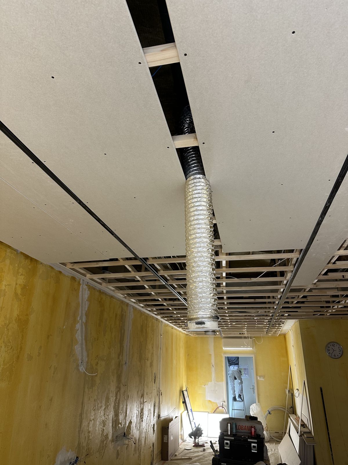 Verbouwing kapsalon Zaandam: Plafond open, de oude installatie zichtbaar