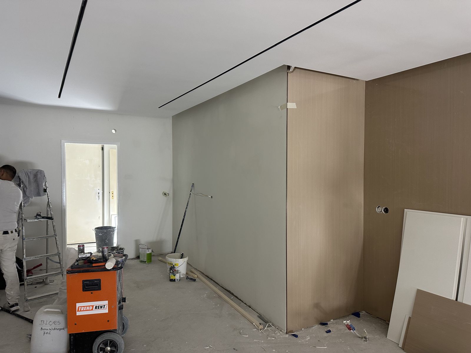 Verbouwing kapsalon Zaandam: Eerste wandpanelen tegen de gestuukte wand