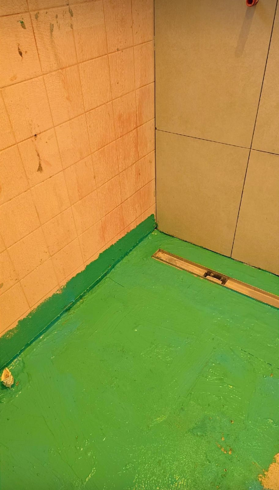 Renovatie woning Zaanstreek: Waterdichte laag met kimband in de hoeken, afschot naar de goot toe