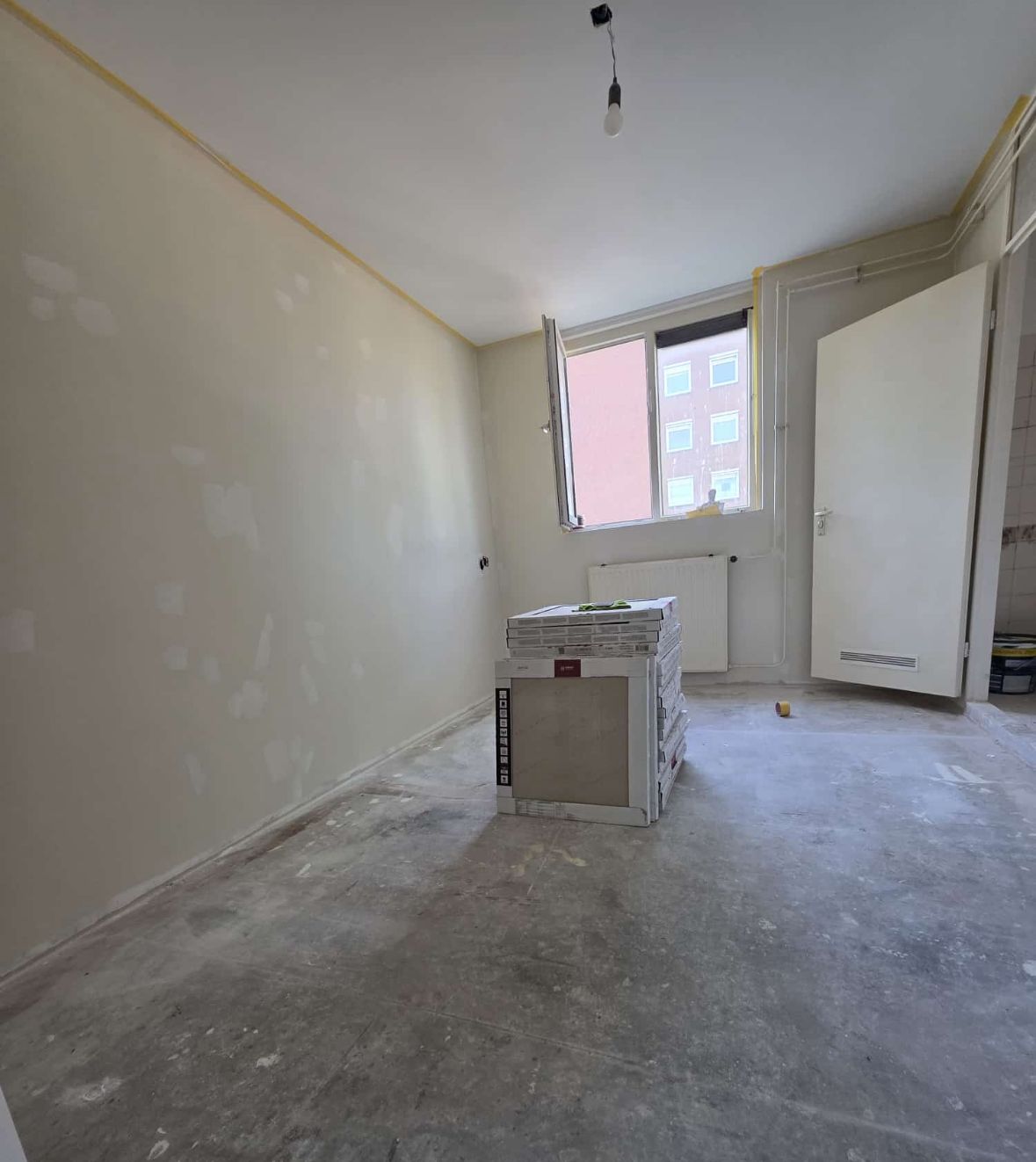 Renovatie woning Zaanstreek: Slaapkamer gestuukt en geschilderd, klaar voor de vloer