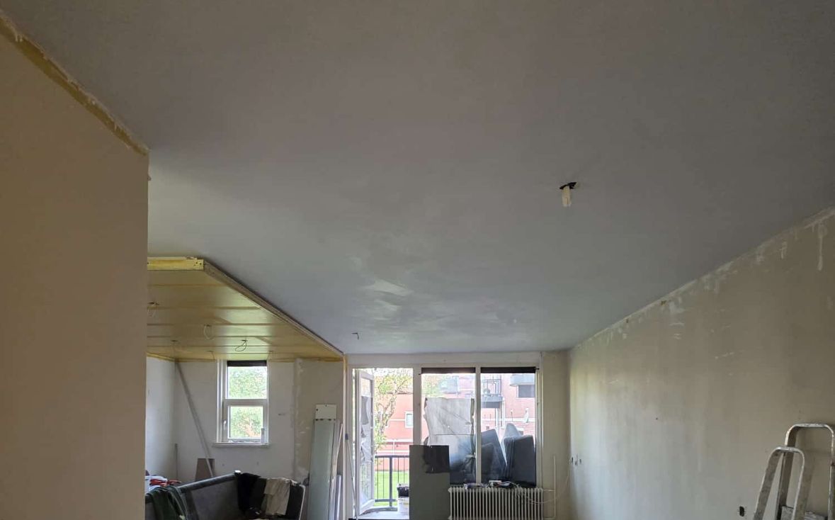 Renovatie woning Zaanstreek: De woonkamer gestript, de doorbraak naar de keuken open